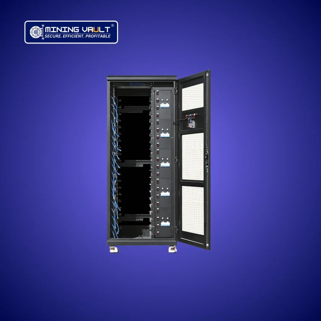 Armoire de minage Mining Vault noire avec porte ouverte et câblage bleu sur fond violet