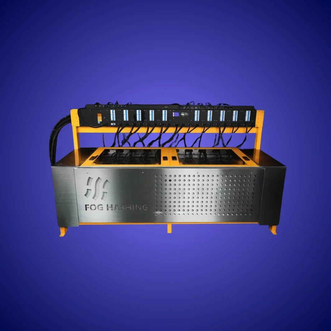 Machine de minage Bitcoin industrielle Fog Hashing avec câbles et châssis métal orange sur fond bleu